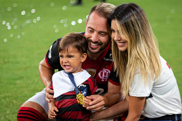Everton Ribeiro, a esposa Marilia Nery e o filho, xodó da torcida e conhecido como Baby Guto. 