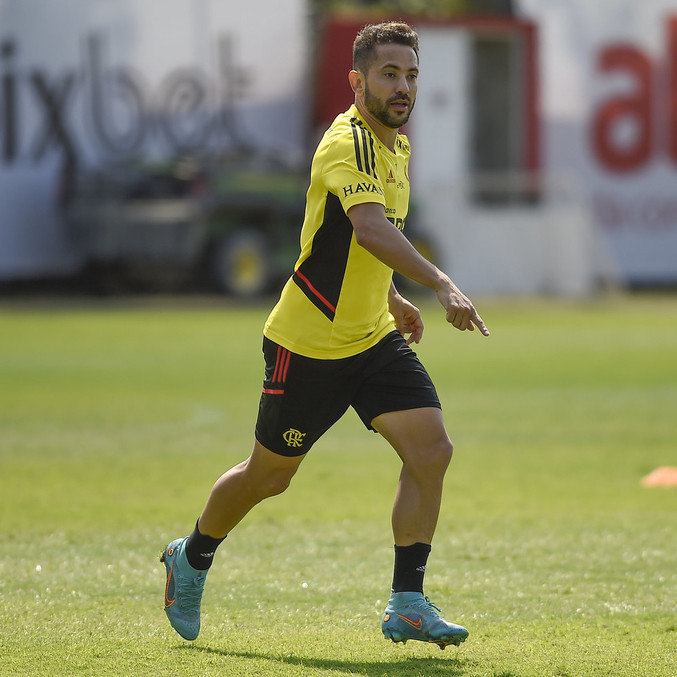 Everton Ribeiro durante treino do Flamengo no CT Ninho do Urubu