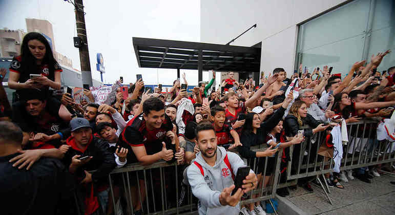 Everton Ribeiro aproveitou para tirar uma selfie com os torcedores presentes.