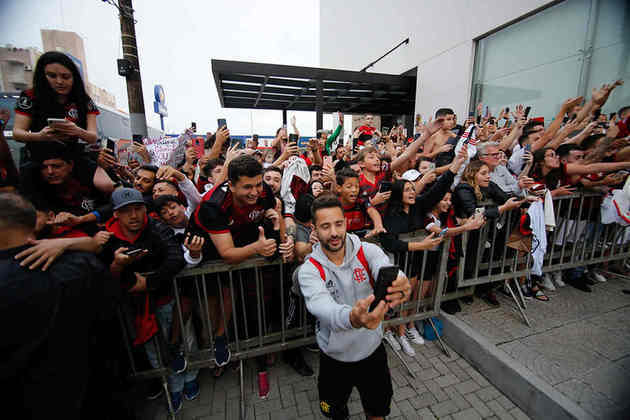 Everton Ribeiro aproveitou para tirar uma selfie com os torcedores presentes.