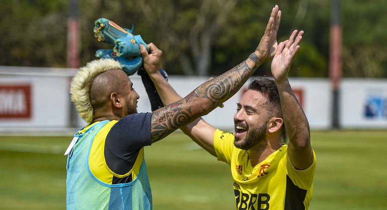 Vidal e Everton Ribeiro durante treino do Flamengo
