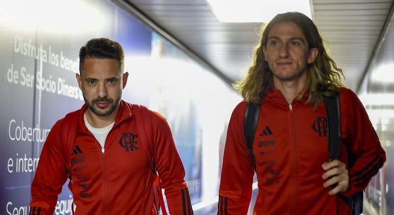Everton Ribeiro e Filipe Luís no desembarque do Flamengo em Quito