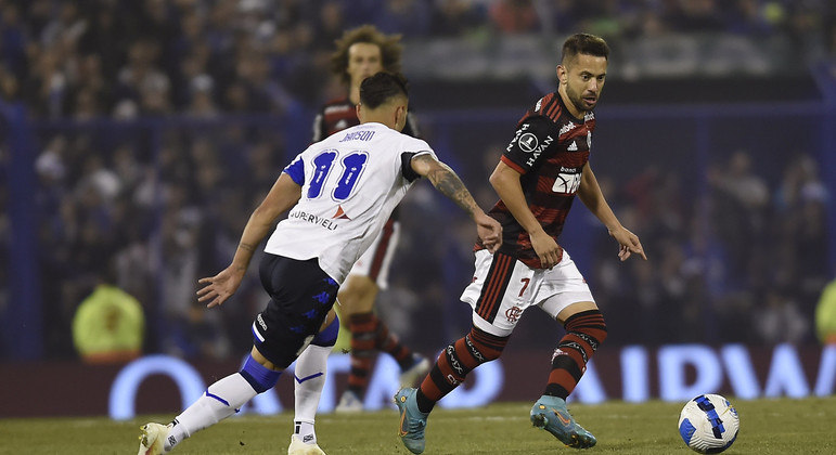 Éverton Ribeiro em ação contra o Vélez na Argentina