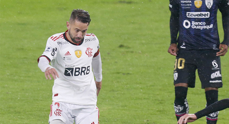 Everton Ribeiro em ação pelo Flamengo contra o Del Valle