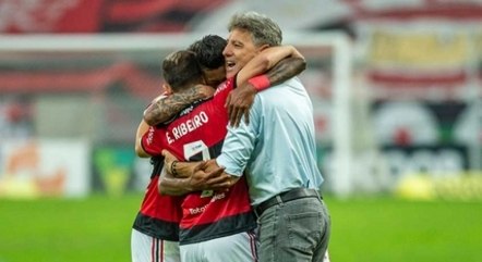 Simbiose garantida: jogadores abraçam Renato