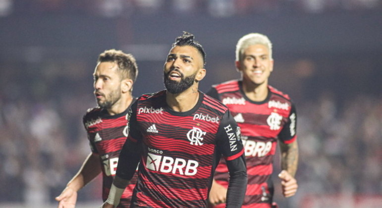 Everton Ribeiro, Gabigol e Pedro em partida da Copa do Brasil