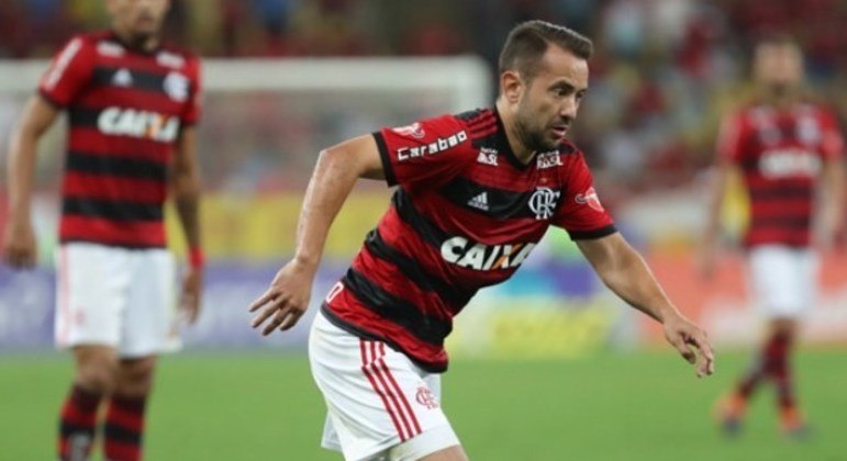 EVERTON RIBEIRO - Ganhou prestígio com Tite desde 2020, disputando partidas das Eliminatórias e da Copa América. Tem boas chances de estar entre os convocados.