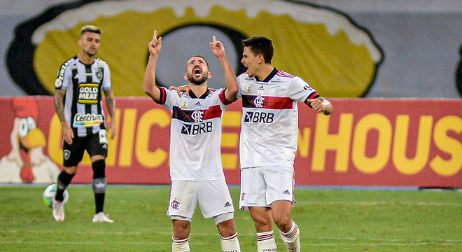 Everton Ribeiro comemora gol que deu a vitória ao Flamengo no clássico