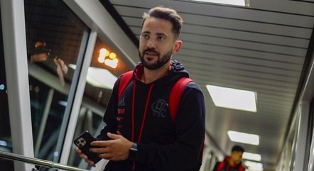Everton Ribeiro na chegada do Flamengo no Paraguai para jogo contra o Olimpia