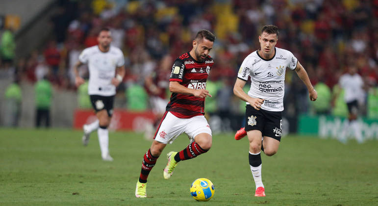 Everton Ribeiro vai ao ataque pelo Flamengo