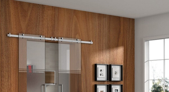 Evite o quebra-quebra e opte por inserir uma porta de correr com sistema de trilhos fixada na parede