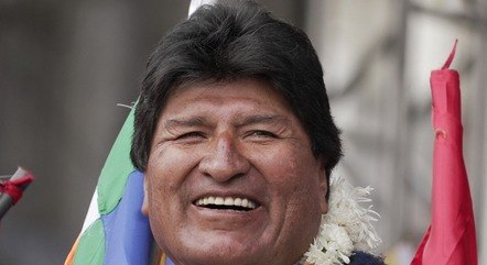 Evo Morales sorri durante manifestação de apoio ao governo
