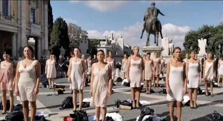 Ex-comissárias tiram uniforme em praça no centro de Roma