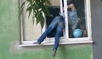 Bêbado tenta importunar a ex, mas fica preso de forma vergonhosa (Reprodução/Polícia de Kherson)