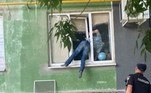 Um homem bêbado acabou esmagado de forma bastante vergonhosa em uma janela após tentar invadir o apartamento da ex-namorada. A polícia não apenas o resgatou, mas também fotografou e eternizou a tentativa frustrada de invasão