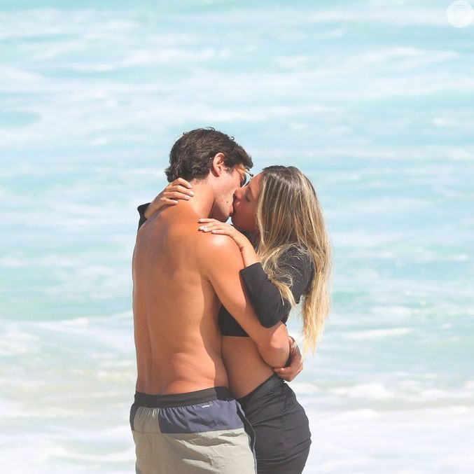 André Resende foi fotografado aos beijos na praia