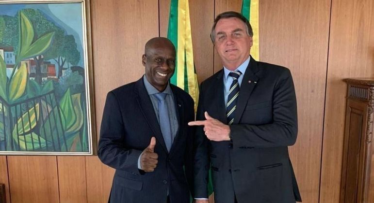 Ex-major do Exército Ailton Barros ao lado do ex-presidente Jair Bolsonaro