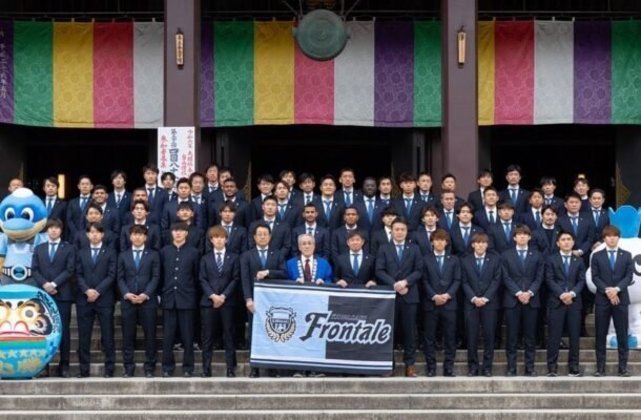 Ex-meio-campista, Oniki já levou o Kawasaki Frontale a quatro títulos da J-League, a principal competição nacional (2017, 2018, 2020 e 2021). Ele é o técnico japonês com mais troféus no país, com nove (considerando também as copas locais) - Foto: Divulgação/Kawazaki Frontale