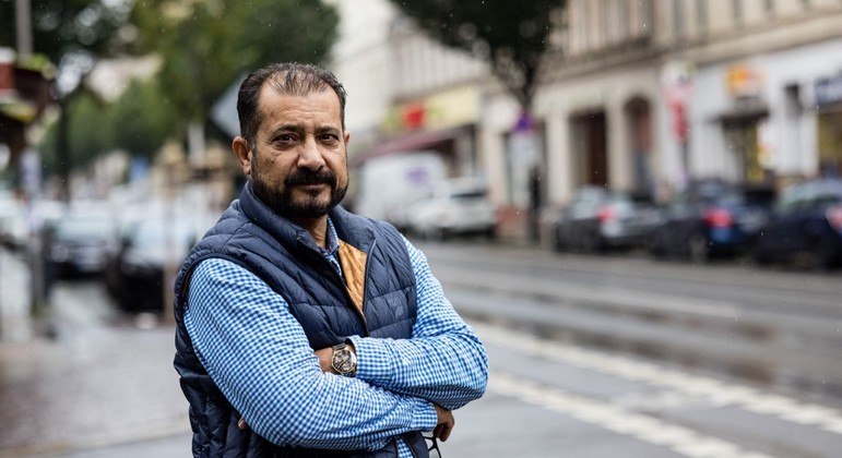 Sayed Sadaat trabalha 10 horas por dia entregando comida de bicicleta na Alemanha