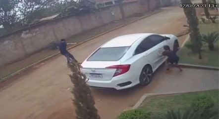 Ex-PM foi baleado em Goiânia, e filho se protegeu atrás de carro do pai
