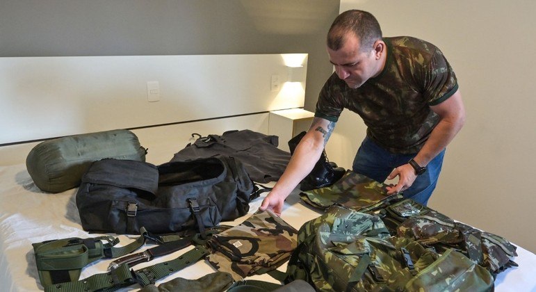 Saulo separa seu equipamento antes de viajar para a Ucrânia