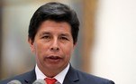 O ex-presidente peruano Pedro Castillo oficializou a solicitação de asilo ao governo do México, na última quinta-feira (8). Ele foi transferido para uma prisão em Lima, onde um juiz da Suprema Corte ordenou que ficasse durante sete dias