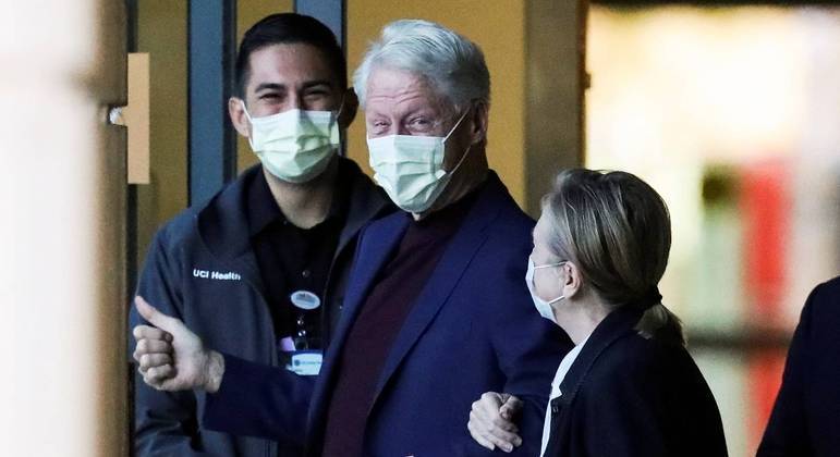Ex-presidente dos EUA Bill Clinton deixa hospital e deve terminar o tratamento em casa