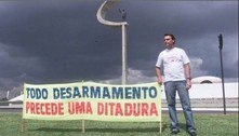 Em meio a recolhimento de armas no Brasil, Bolsonaro publica foto com crítica ao desarmamento 