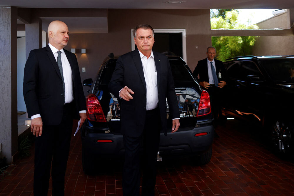 Ex-presidente Jair Bolsonaro durante buscas da PF na sua casa em Brasília