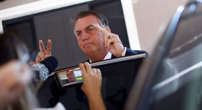 Ex-presidente Jair Bolsonaro durante buscas da PF na sua casa em Brasília