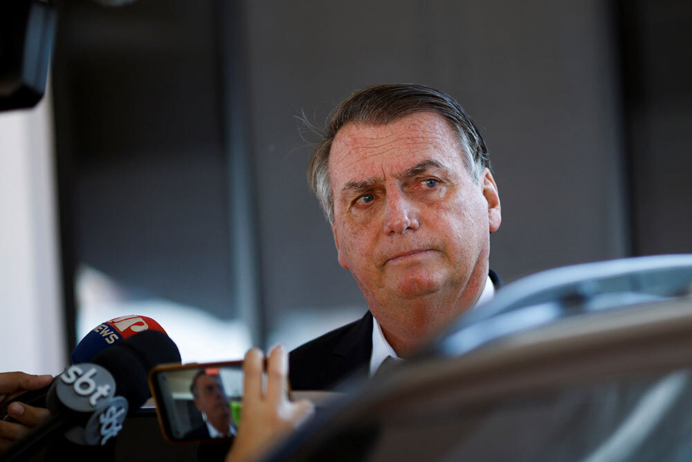 Ex-presidente Jair Bolsonaro durante buscas da PF na sua casa em Brasília