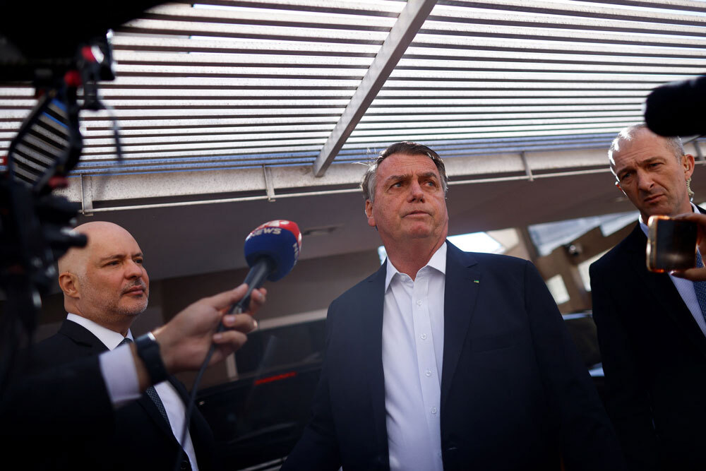 Ex-presidente Jair Bolsonaro durante buscas da PF na sua casa em Brasília