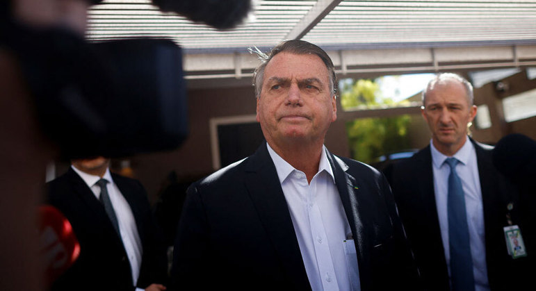 Ex-presidente Jair Bolsonaro durante buscas da PF na sua casa em Brasília