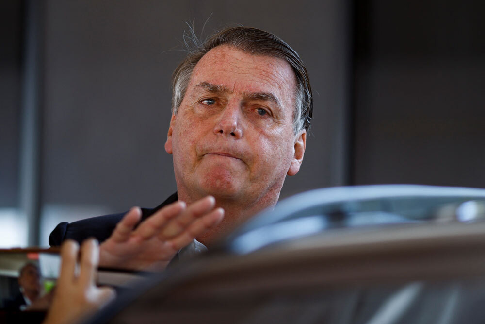 Ex-presidente Jair Bolsonaro durante buscas da PF na sua casa em Brasília
