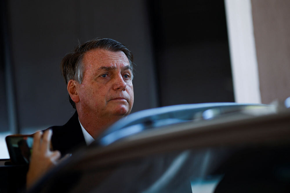 Ex-presidente Jair Bolsonaro durante buscas da PF na sua casa em Brasília