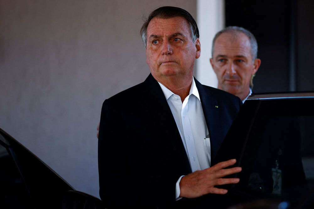 Ex-presidente Jair Bolsonaro durante buscas da PF na sua casa em Brasília