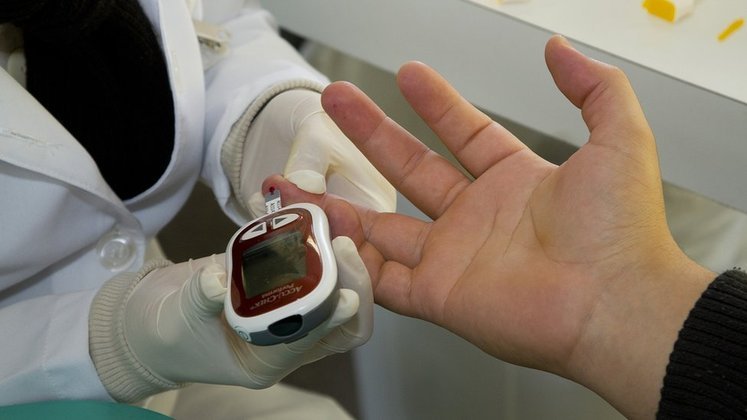 Diabetes: causa uma reação inflamatória em todo o organismo. Pode provocar a perda de dentes por conta de processos inflamatórios gengivais e problemas periodontais. O dentista deve fazer controle mais frequente de placas bacterianas