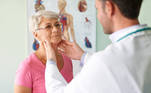 Inchaço ou caroços em qualquer parte do corpo que não desaparecem. Em alguns casos, linfonodos (ínguas) inchados em regiões como pescoço, atrás da orelha, axilas ou virilhas