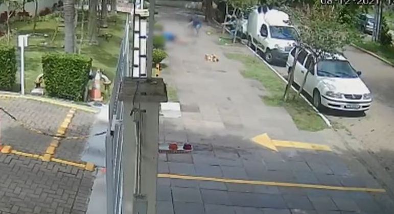 Homem morreu ao ser atingido por 80 tiros na frente da filha e da esposa, no meio da rua
