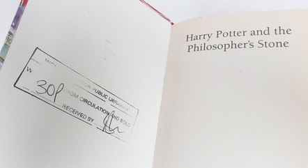 Selo de biblioteca em exemplar raro de 'Harry Potter'