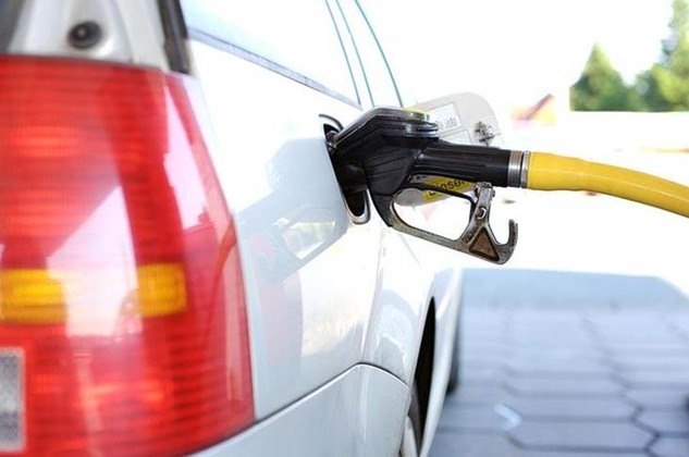 Exemplo: Gasolina custa R$ 7 o litro; etanol sai por R$ 5,50. Parece vantajoso o álcool, mas não é, pois, se você multiplicar 7 reais por 0,7, dá 4,9. Portanto, o etanol só valeria a pena se custasse de R$ 4,90 para baixo. 