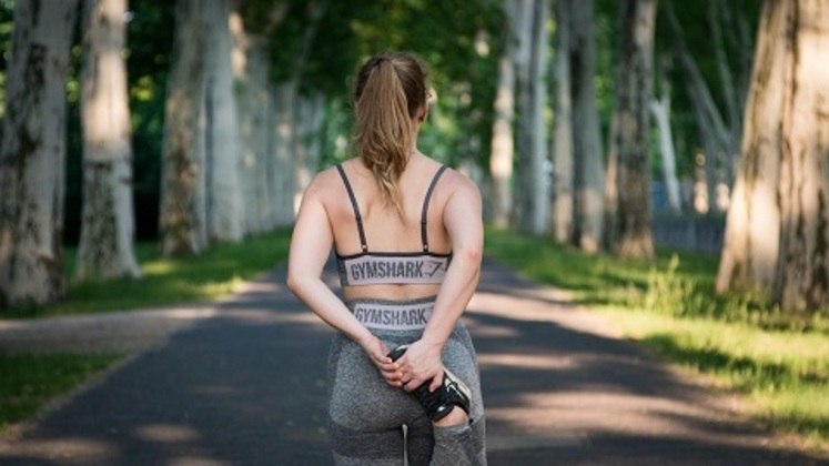Pratique exercícios físicosUma rotina de atividade física é indispensável, assim como a alimentação, para manter o corpo com energia e, consequentemente, com mais condições de combater agentes invasores