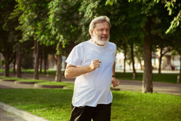 Pratique exerc&iacute;cios f&iacute;sicos regularmenteO exerc&iacute;cio f&iacute;sico regular tem sido associado a uma maior diversidade e abund&acirc;ncia de bact&eacute;rias ben&eacute;ficas no intestino. Al&eacute;m disso, a atividade f&iacute;sica pode reduzir a inflama&ccedil;&atilde;o sist&ecirc;mica e promover a produ&ccedil;&atilde;o de subst&acirc;ncias ben&eacute;ficas, como &aacute;cidos graxos de cadeia curta, que s&atilde;o importantes para a sa&uacute;de intestinal. Exercitar-se tamb&eacute;m pode melhorar a motilidade intestinal, estimulando o movimento adequado dos alimentos pelo sistema digestivo. Isso pode ajudar a prevenir a constipa&ccedil;&atilde;o e promover um ambiente favor&aacute;vel para o crescimento de bact&eacute;rias ben&eacute;ficas