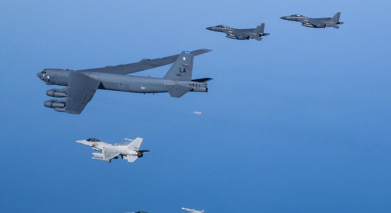 Bombardeiro americano B-52 fez exercícios militares com a Força Aérea da Coreia do Sul