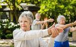 Praticar atividade física é essencial. Devido à
redução na mobilidade do paciente com Alzheimer, como dificuldade para andar ou
manter o equilíbrio, programas individualizados de atividade física são
benéficos para pessoas com doença de grau leve a moderado. Além de prevenir
dores e quedas, melhora a disposição e o humor