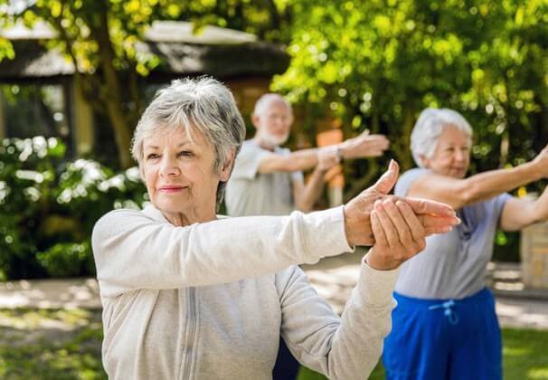 Praticar atividade física é essencial. Devido à
redução na mobilidade do paciente com Alzheimer, como dificuldade para andar ou
manter o equilíbrio, programas individualizados de atividade física são
benéficos para pessoas com doença de grau leve a moderado. Além de prevenir
dores e quedas, melhora a disposição e o humor