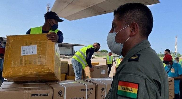 Exército boliviano acompanha doação de suprimentos básicos a Cuba