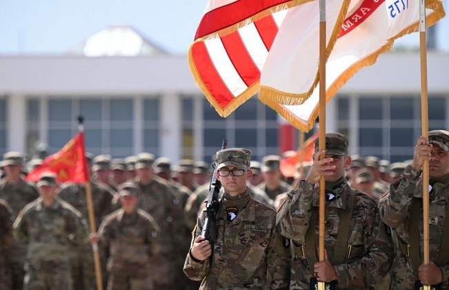 1º - EUA Os Estados Unidos lideram a lista da Global Firepower com 0.0453 pontos (0.0000 é considerada a pontuação perfeita). O país é ranqueado como a melhor nação em 18 quesitos, como maior força aérea, militares mais bem treinados e grande capacidade em relação a veículos blindados
