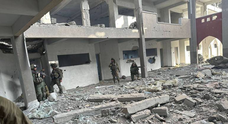 Soldados israelenses em ação dentro de mesquita usada pelos terroristas do Hamas