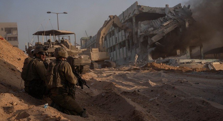Exército usa tratores e retroescavadeiras em Gaza